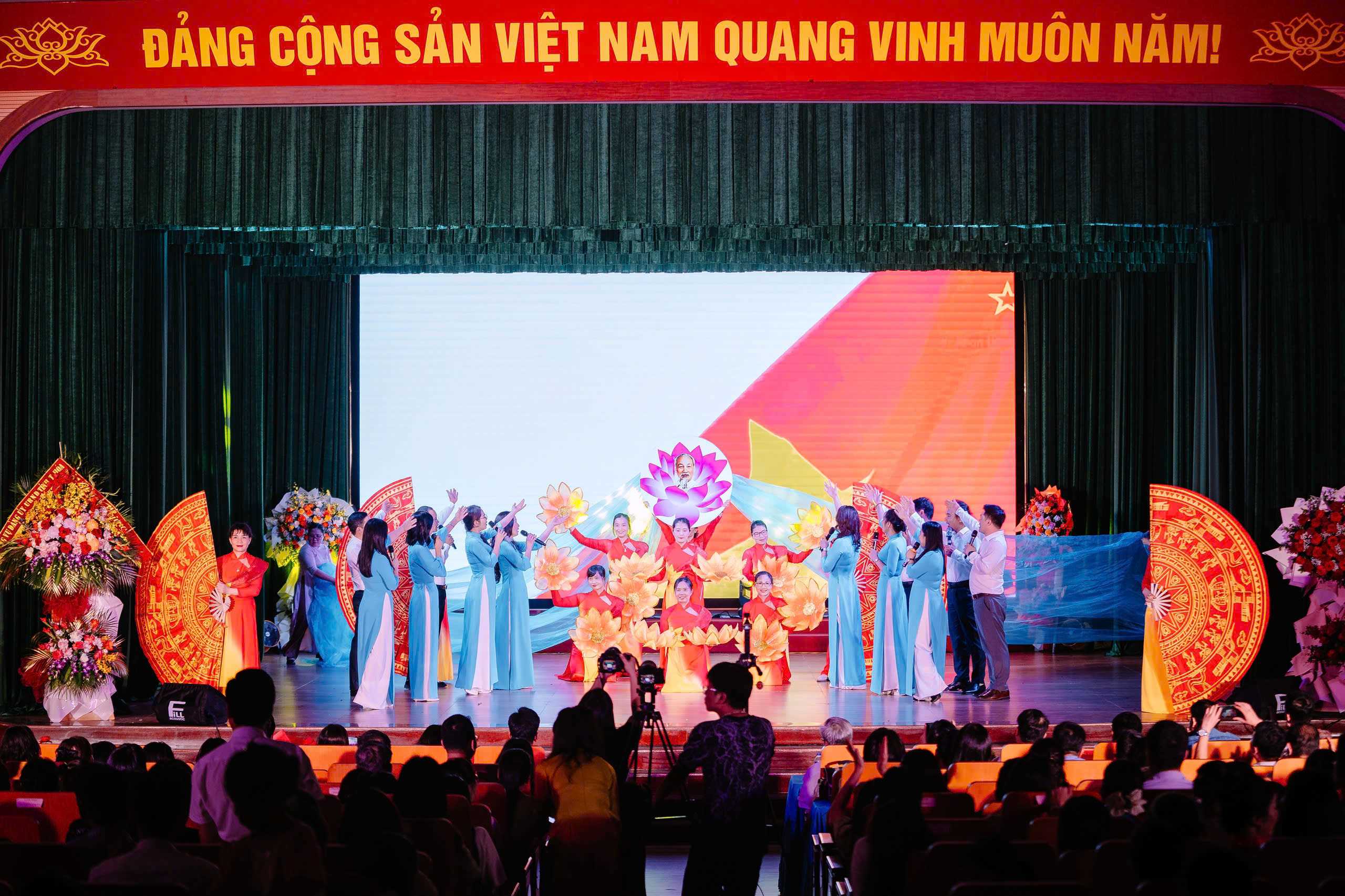 "Rạng rỡ Việt Nam" chào mừng Đại hội đại biểu trường ĐH Hồng Đức  nhiệm kì VI (2025-2030)